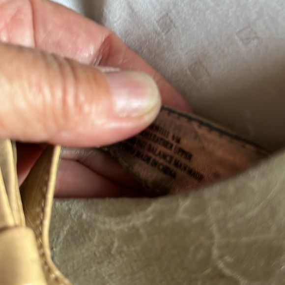 Mootsies Tootsies wedge tan heel sandals with bow. Size 6. Approx 9” toe to heel - Picture 6 of 6